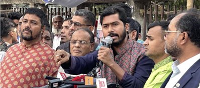 বক্তৃতা করছেন গণঅধিকার পরিষদের সভাপতি নুরুল হক নুর