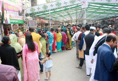 ফরম সংগ্রহের জন্য রাজধানীর বঙ্গবন্ধু অ্যাভিনিউতে ছিল মনোনয়নপ্রত্যাশীদের প্রচুর ভিড়, ছবি: ফোকাস বাংলা