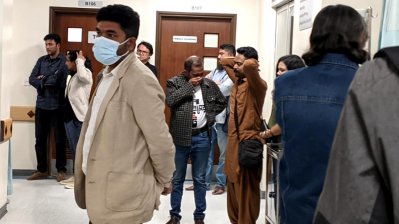 মুখে হাত দিয়ে কান্না থামানোর চেষ্টায় নির্মাতা নুরুল আলম আতিক