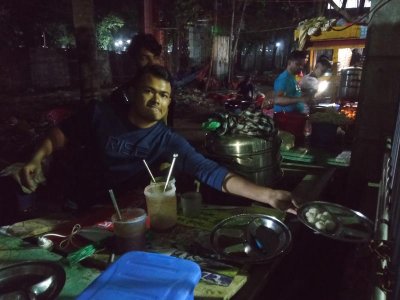 বইমেলার বাইরের দোকানগুলোতে ভিড় করছেন দর্শনার্থীরা (ছবি: আবিদ হাসান)