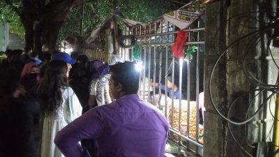 বইমেলার বাইরের ফুটপাতে বসেছে বাহারি খাবারের দোকান (ছবি: আবিদ হাসান)
