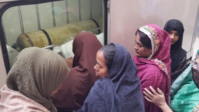 মরদেহ বহন করে আনা গাড়ির পাশে স্বজনরা 