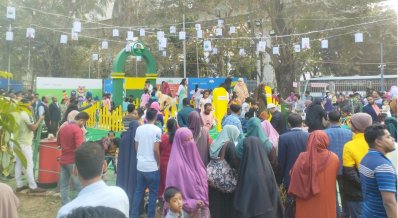 ছুটির দিনে বইমেলায় ভিড়, মিশ্র প্রতিক্রিয়া প্রকাশকদের
