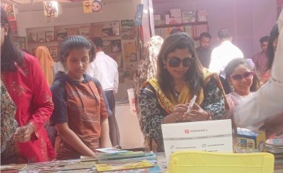 ছুটির দিনে বইমেলায় ভিড়, মিশ্র প্রতিক্রিয়া প্রকাশকদের