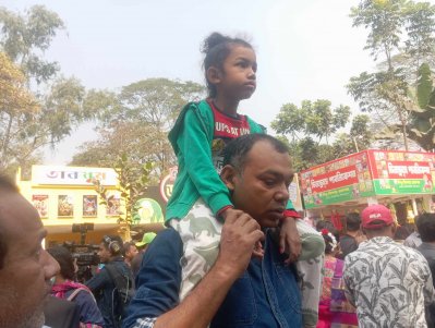 ছুটির দিনে বইমেলায় ভিড়, মিশ্র প্রতিক্রিয়া প্রকাশকদের