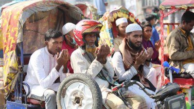 যে যেখানে ছিলেন সেখান থেকেই মোনাজাতে অংশ নিয়েছেন (ছবি: নাসিরুল ইসলাম)