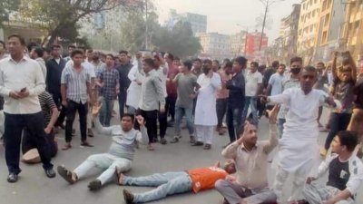 সংঘর্ষে অন্তত ১৫-২০ জন হকার আহত হয়েছেন বলে অভিযোগ