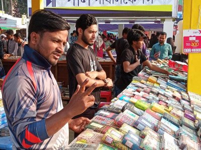অনেকে বইয়ের প্রতি ভালোবাসা ও বইয়ের কাছাকাছি থাকতেই এ কাজ করেন