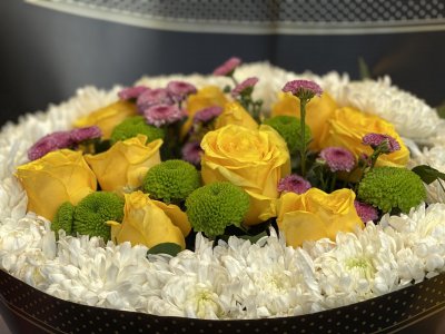 চড়া দামে কিনতে হচ্ছে বসন্ত আর ভালোবাসার ফুল