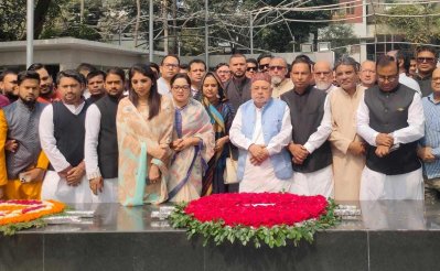 বঙ্গবন্ধুর প্রতিকৃতিতে আওয়ামী লীগের যুব ও ক্রীড়া উপ-কমিটির শ্রদ্ধা (ছবি: রাকিবুল ইসলাম)