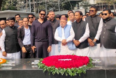 বঙ্গবন্ধুর প্রতিকৃতিতে আওয়ামী লীগের যুব ও ক্রীড়া উপ-কমিটির শ্রদ্ধা (ছবি: রাকিবুল ইসলাম)