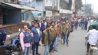 প্রথমে সংবাদ সম্মেলন প্রেসক্লাব যশোরে হওয়ার কথা থাকলেও পুলিশের বাধার মুখে তা পরে পৌরসভার হলরুমে করা হয়