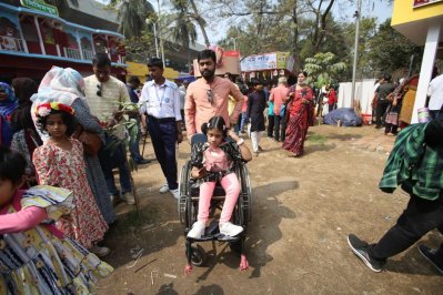শিশু প্রহরে ভিড়, রঙিন মলাট ও ছবির বইয়ে আগ্রহ ক্ষুদে পাঠকদের