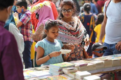 শিশু প্রহরে ভিড়, রঙিন মলাট ও ছবির বইয়ে আগ্রহ ক্ষুদে পাঠকদের