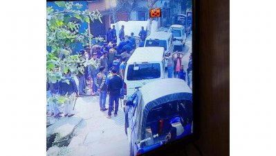 আনোয়ার হোসেন বিপুলের বাড়িতে পুলিশের উপস্থিতি (সিসিটিভি ফুটেজ থেকে নেওয়া ছবি)