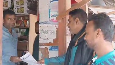 লিফলেট বিলি করছেন বিএনপির তৃণমূলের নেতাকর্মীরা