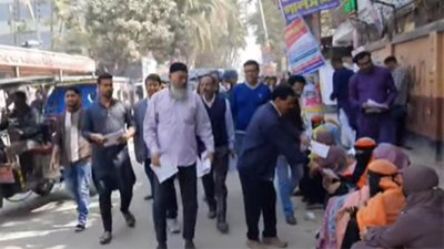 নারী-পুরষ সবার মাঝে লিফলেট বিতরণ করা হয়।