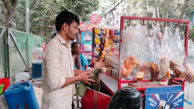 লেকপাড়ে চলছে বেচাকেনা