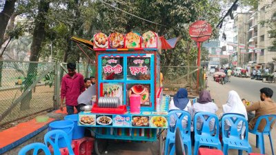 লেকের পাড়ে জমে ওঠে চটপটি ও ফুচকার দোকান