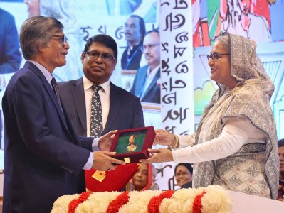 বিভিন্ন ক্ষেত্রে অবদান রাখার জন্য ২১ বিশিষ্ট ব্যক্তিকে দেওয়া হয় একুশে পদক, এর মধ্যে ভাষা ও সাহিত্যে ঢাকা বিশ্ববিদ্যালয়ের প্রো ভাইস চ্যান্সেলর মুহাম্মদ সামাদকে পদক তুলে দিচ্ছে প্রধানমন্ত্রী শেখ হাসিনা (ছবি: ফোকাস বাংলা)