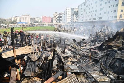 প্রায় দুই ঘণ্টায় পুড়ে ছাই ঝিলপাড় বস্তির শতাধিক ঘর (ছবি: নাসিরুল ইসলাম)