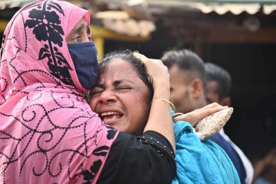 আগুনে ঘর ও সব সরঞ্জাম হারিয়ে কান্নাই যেন সম্বল বস্তির ক্ষতিগ্রস্ত বাসিন্দাদের (ছবি: নাসিরুল ইসলাম) 