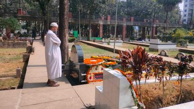 ভাষা শহীদের কবরের সামনে নীরবে দাঁড়িয়ে একজন (ছবি: বাংলা ট্রিবিউন) 