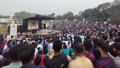 মেলার ভেতর অনুষ্ঠান মঞ্চের সামনে হাজারও দর্শনার্থী