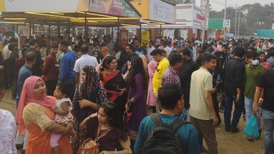 বিভন্ন স্টলে পছন্দের বই খুঁজছেন মেলায় আগতরা