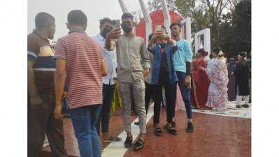Everyone is busy taking selfies at the altar of Shaheed Minar in shoes, Photo: Reporter