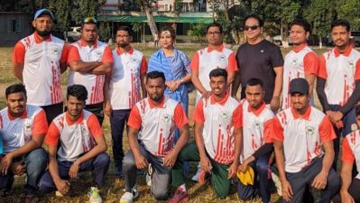 খেলায় অংশগ্রহণকারীদের সঙ্গে অতিথিরা (ছবি: আয়োজকদের সৌজন্যে)
