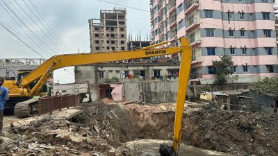 নির্মাণাধীন ১০তলা ভবনসহ এ পযর্ন্ত ছয়টি স্থাপনা গুড়িয়ে দেওয়া হয়েছে। ছবি: প্রতিবেদক