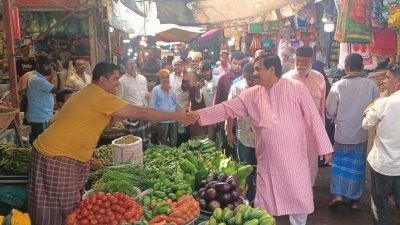 নির্বাচনি প্রচারণায় মনিরুল হক সাক্কু
