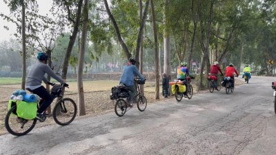 সীমান্তের মেঠোপথ ধরে ছুটে যাচ্ছেন তারা