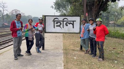 হিলি সীমান্তে আনন্দের হাসি সবার চোখে মুখে