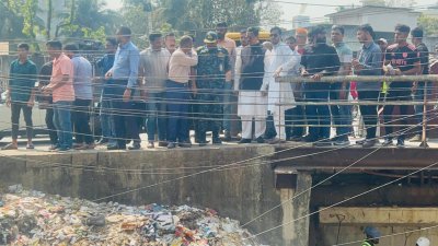 নালায় ভাঙা কমোড, পুরোনো লেপ এবং মেডিক্যাল বর্জ্যসহ বিভিন্ন অপচনশীল বর্জ্য দেখে ক্ষোভ প্রকাশ করেন মেয়র 
