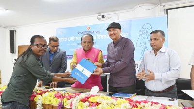 প্রশিক্ষণ শেষে সনদ নিচ্ছেন এক প্রশিক্ষণার্থী (ছবি: সংগৃহীত)