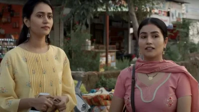 &lsquo;পঞ্চায়েত ২&rsquo;র দৃশ্যে আঁচল (ডানে)