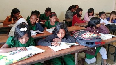 নিজস্ব জনগোষ্ঠীর শিক্ষক পাঠদান করায় এসব শিক্ষার্থী এগিয়ে গেছে