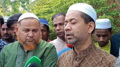সংবাদমাধ্যমের সঙ্গে কথা বলছেন বাবা কোরবান আলী