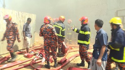 আগুন নির্বাপণে কাজ করছে ফায়ার সার্ভিসের কর্মীরা