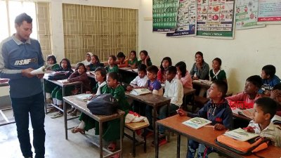 নৃগোষ্ঠীর মাতৃভাষার পাশাপাশি বাংলা পাঠ্যপুস্তক বাংলায় তাদের বুঝিয়ে দিচ্ছেন শিক্ষকরা