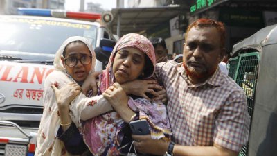 ছেলেকে হারিয়ে নাজমুলের মায়ের আহাজারি। ছবি: সাজ্জাদ হোসেন
