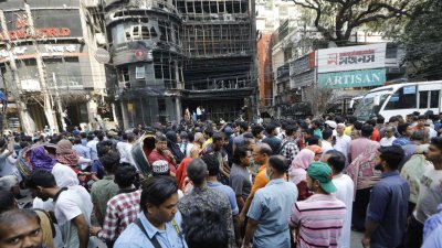 পুড়ে যাওয়া ভবনের সামনে মানুষের ভিড়। ছবি: সাজ্জাদ হোসেন