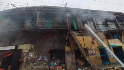 সরু রাস্তার কারণে অনেক এলাকায় ঢুকতে পারে না ফায়ার সার্ভিসের গাড়ি