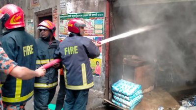 লাখ লাখ শ্রমিক বিভিন্ন শিল্পপ্রতিষ্ঠানে কাজ করেন