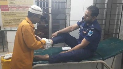 গ্যাসের দাবিতে সড়কে বসতে গেলে বাধা, বিক্ষোভকারীদের ছোড়া ইটে ৭ পুলিশ আহত