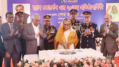 প্রতিষ্ঠাবার্ষিকীর কেক কাটছেন প্রধানমন্ত্রী (ছবি: ফোকাস বাংলা)