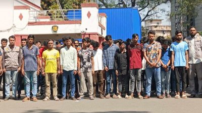 ডিবির হেফাজতে গ্রেফতার ব্যক্তিরা