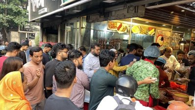অগ্নিকাণ্ডের ঘটনা ভুলে গিয়ে মানুষজন ভিড় করছেন ইফতার সামগ্রী বিক্রির দোকানগুলোতে